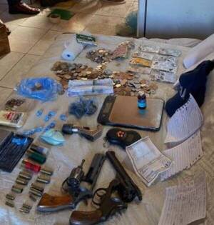 Buscaban a un prófugo por homicidio y encontraron armas y drogas