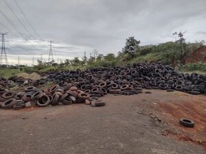 Investigan por violación ambiental a responsables de una montaña de cubiertas viejas - ABC en el Este - ABC Color