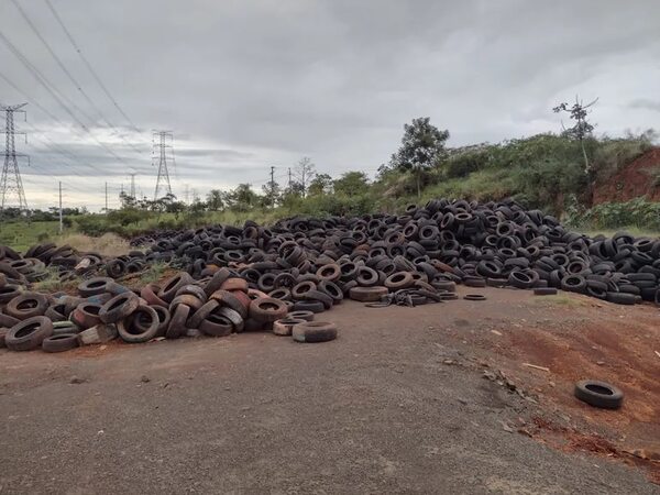 Investigan por violación ambiental a responsables de una montaña de cubiertas viejas - ABC en el Este - ABC Color