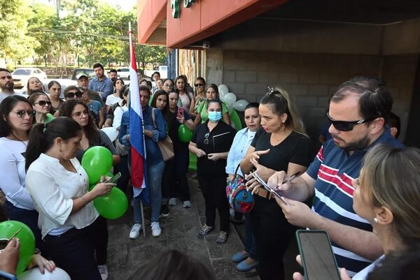 Lambaré: padres se manifestaron frente a colegio privado para exigir protección de sus hijos - Nacionales - ABC Color