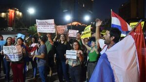 Autoconvocados se movilizan contra las reguladas en Asunción