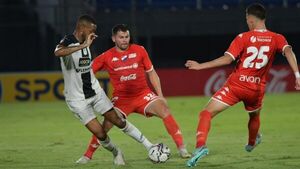 Tacuary y Nacional igualan sin goles en Sajonia