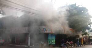 La Nación / Voraz incendio consumió un local comercial