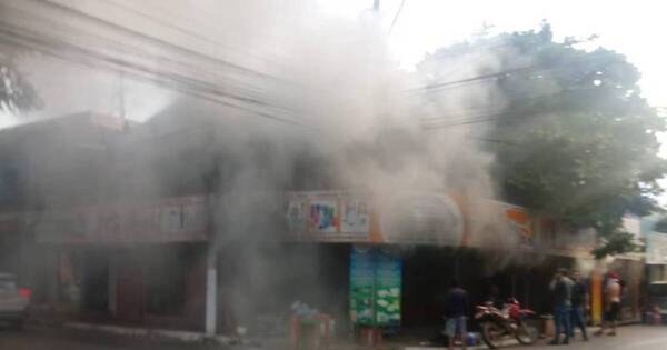 La Nación / Voraz incendio consumió un local comercial
