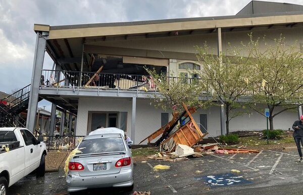 Un tornado arrasó Arkansas y causó fuertes daños