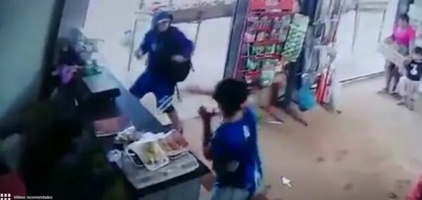 Video: así huyó asaltante de despensera que se defendió con machete - Policiales - ABC Color