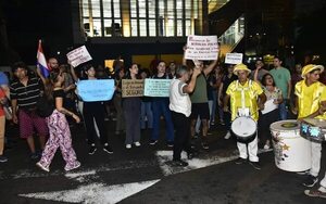 Ciudadanos se movilizan y exigen la destitución de viceministro del MOPC - Economía - ABC Color