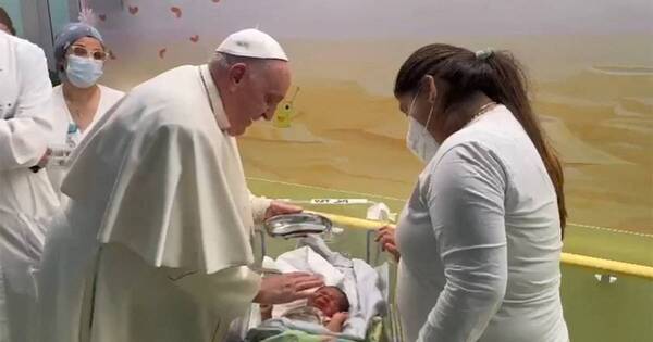 La Nación / El Papa se recupera y visita a niños enfermos mientras espera su alta