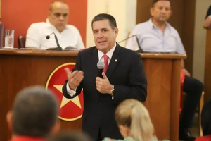 Horacio Cartes dijo que no renuncia a ANR y que ya tiene fondos - Oasis FM 94.3
