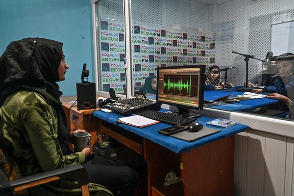 Los talibanes cierran una de las últimas radios dirigidas por mujeres de Afganistán - .::Agencia IP::.