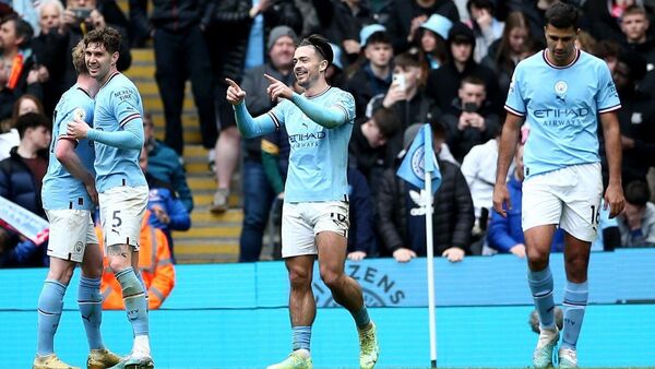 Manchester City golea al Liverpool y sigue soñando