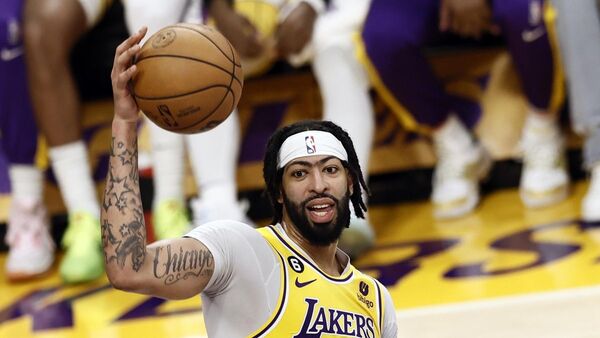 Lakers aceleran hacia los play-in en la NBA