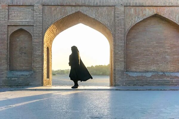 Irán ordena la detención de dos mujeres que no llevaban velo en una tienda - Mundo - ABC Color