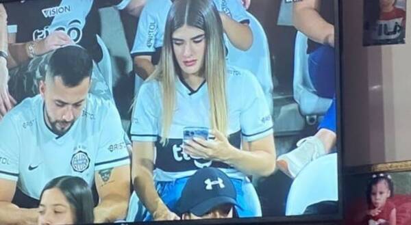 ExMiss fue pillada vizqueando el celular de su chuli en pleno partido