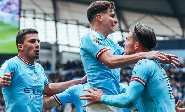 Versus / El City barre con el Liverpool y mantiene su acoso al líder Arsenal