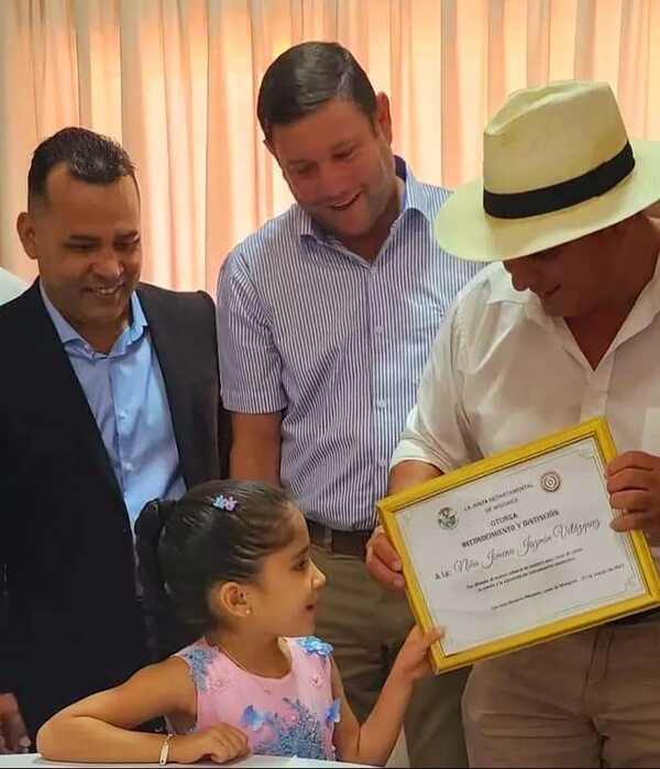 Pequeña artista de Ayolas recibe distinción departamental - Nacionales - ABC Color