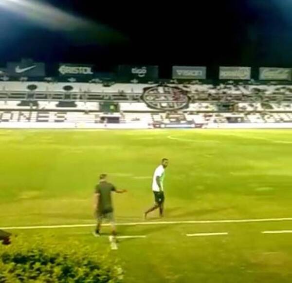 [VIDEO] Pelotero caminó descalzo en la cancha antes del partido