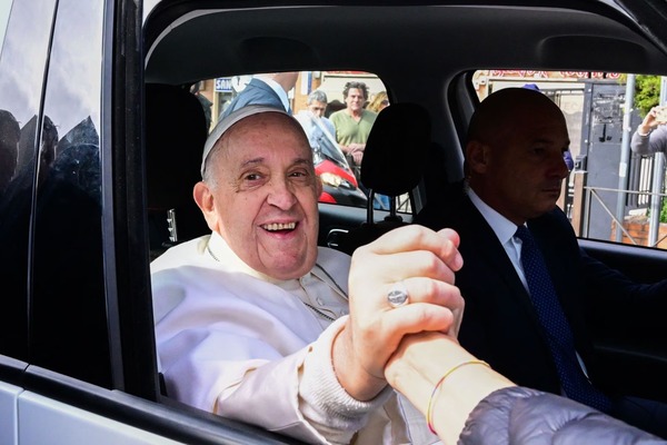 Papa Francisco recibió el alta médica: “Todavía estoy vivo”, expresó - Unicanal