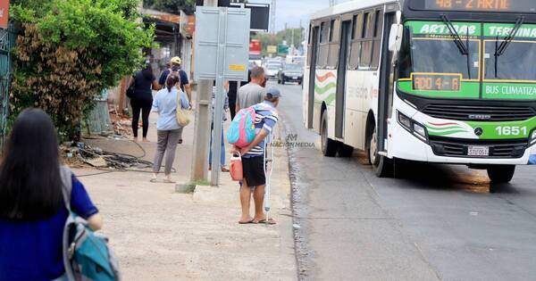 La Nación / Pasajeros nuevamente denuncian reguladas de buses en Asunción
