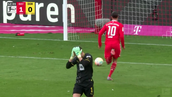 Versus / ¡Papelón en el clásico! El arquero del Dortmund regala un gol y la jugada recorre el mundo