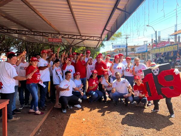 Fructífera caminata del candidato a gobernador Tito Vergara, en su segundo día de recorrido en el distrito del nordeste itapuense.