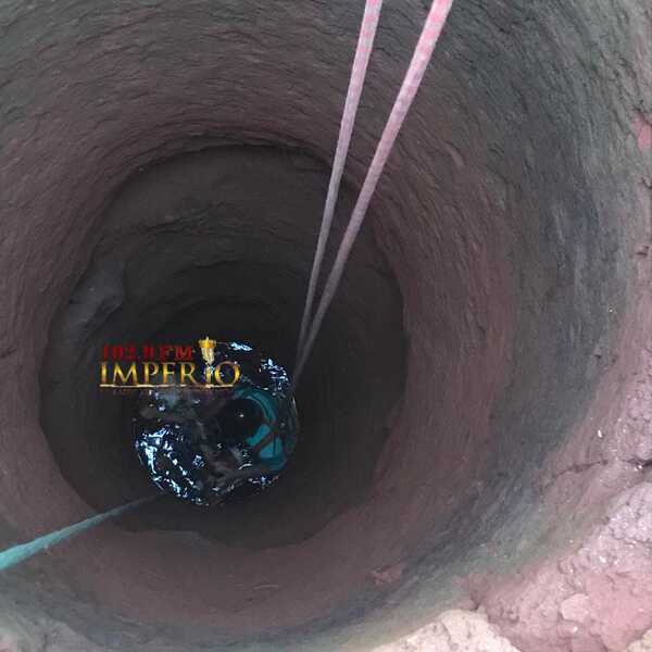 Bomberos rescataron a una mujer que se arrojó a un pozo de 18 metros - Radio Imperio