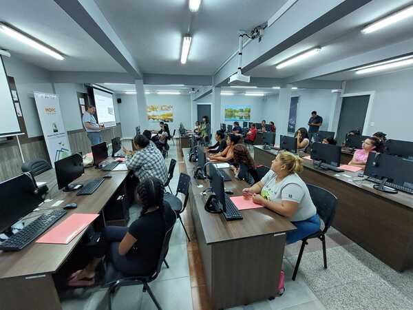 Pobladores del Bañado Tacumbú aprenden a usar la computadora mediante curso de capacitación