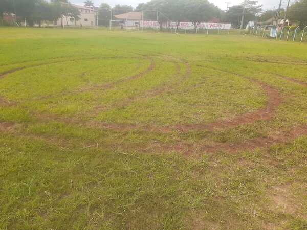 Utilizaron cancha de fútbol como pista de prueba automovilística » San Lorenzo PY