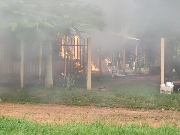 Garrafa de gas explotó y provocó incendio de una vivienda en Yguazú - ABC en el Este - ABC Color