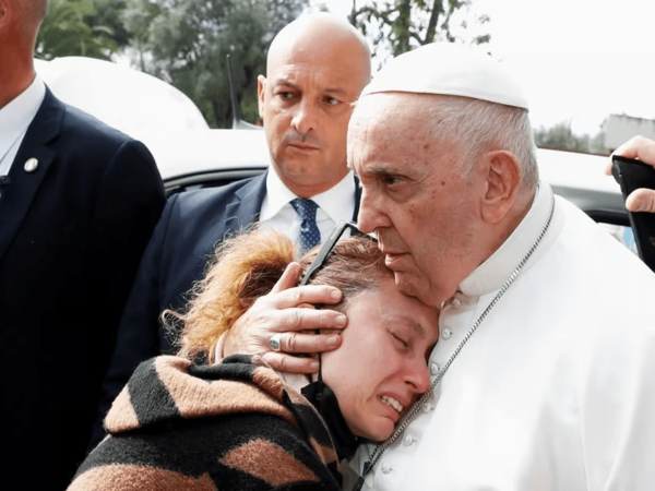 El papa Francisco fue dado de alta luego de tres noches hospitalizado por bronquitis: “Todavía estoy vivo”