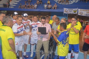 Adolfo Ruiz Diaz fue homenajeado por sus ex compñañeros - La Tribuna