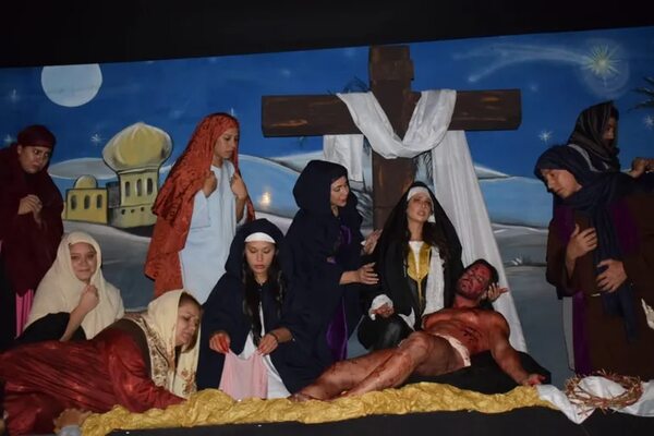 Convertidos en estatuas humanas recrearon la pasión y muerte de Jesús, en Luque - Nacionales - ABC Color
