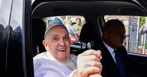 La Nación / “Aún estoy vivo”, dijo el Papa al salir del hospital