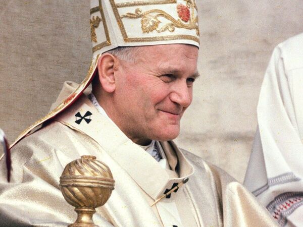 Diario HOY | Miles de polacos se manifiestan para defender reputación de expapa Juan Pablo II