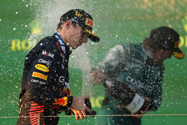 Versus / Verstappen, sin rival, gana en Australia tras una carrera caótica