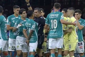 Versus / ¡Insólito! Árbitro agredió a un futbolista en la liga mexicana