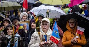 La Nación / Polacos se manifiestan para defender reputación del expapa Juan Pablo II