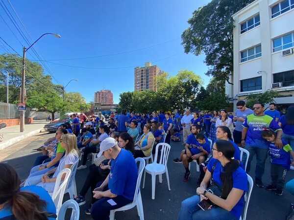 Día Mundial del Autismo recordado con una sentata frente al Ministerio de Salud  - Nacionales - ABC Color