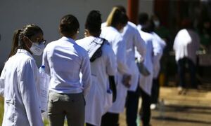 Examen Revalida: Masivo aplazo en Brasil de médicos recibidos en Paraguay y otros países - Noticiero Paraguay