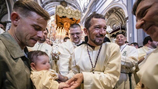 Antonio Banderas cumple con la tradición católica en su Málaga natal