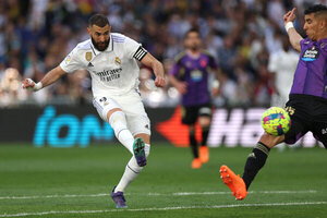 Versus / Florece el mejor Benzema y el Real Madrid se da un festín ante el Valladolid