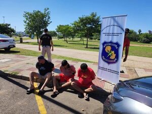 Apresan a presuntos narcos con una carga de cocaína en la Costanera de Asunción - Policiales - ABC Color