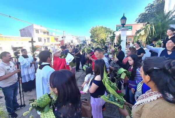 Bendición de ramos, procesión y Santa Misa en la Catedral de Encarnación