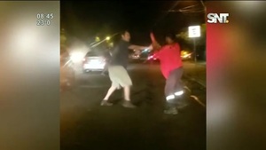 Golpes y patadas en medio de la calle - SNT
