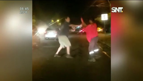 Golpes y patadas en medio de la calle - SNT