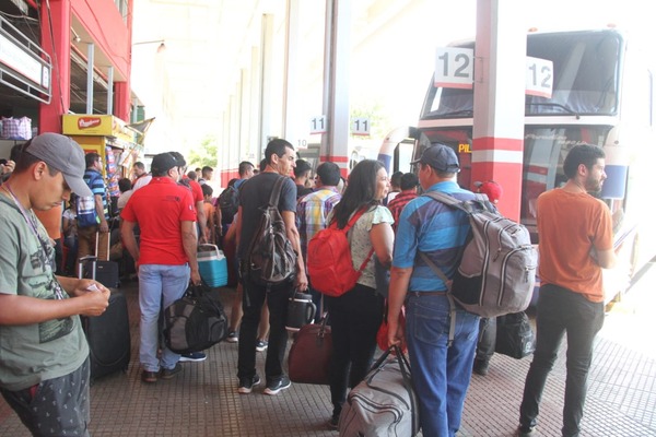 Estiman que más de 50 mil personas pasarán por la Estación de Buses de Asunción en Semana Santa - ADN Digital