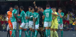 Versus / ¡Insólito! Un árbitro agredió a un jugador del León en México