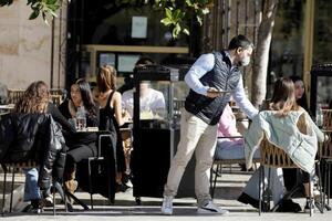 La falta de camareros obliga a reducir las mesas en los bares en Semana Santa - El Independiente