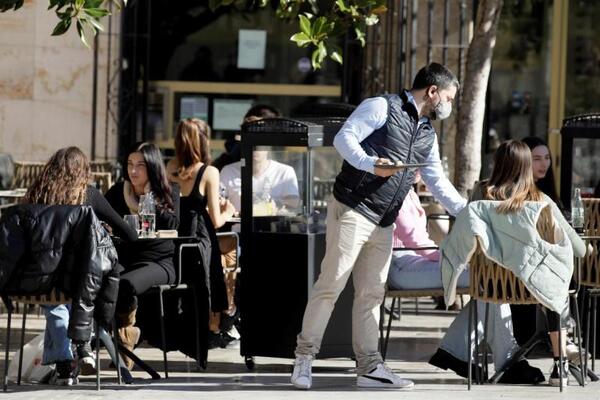 La falta de camareros obliga a reducir las mesas en los bares en Semana Santa - El Independiente
