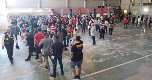 La Nación / La gente acudió en masa para tramitar la revalidación del registro en la Municipalidad de Lambaré